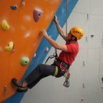 Découvrir l’escalade en salle : comment bien débuter en bloc