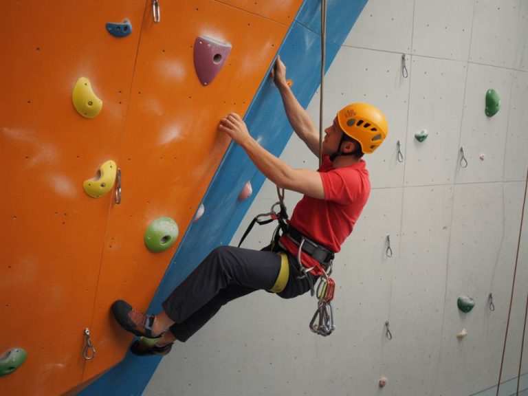 Découvrir l’escalade en salle : comment bien débuter en bloc
