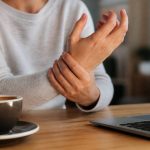 Café et tendinite : comprendre le lien et soulager la douleur