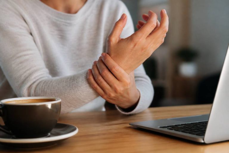 Café et tendinite : comprendre le lien et soulager la douleur